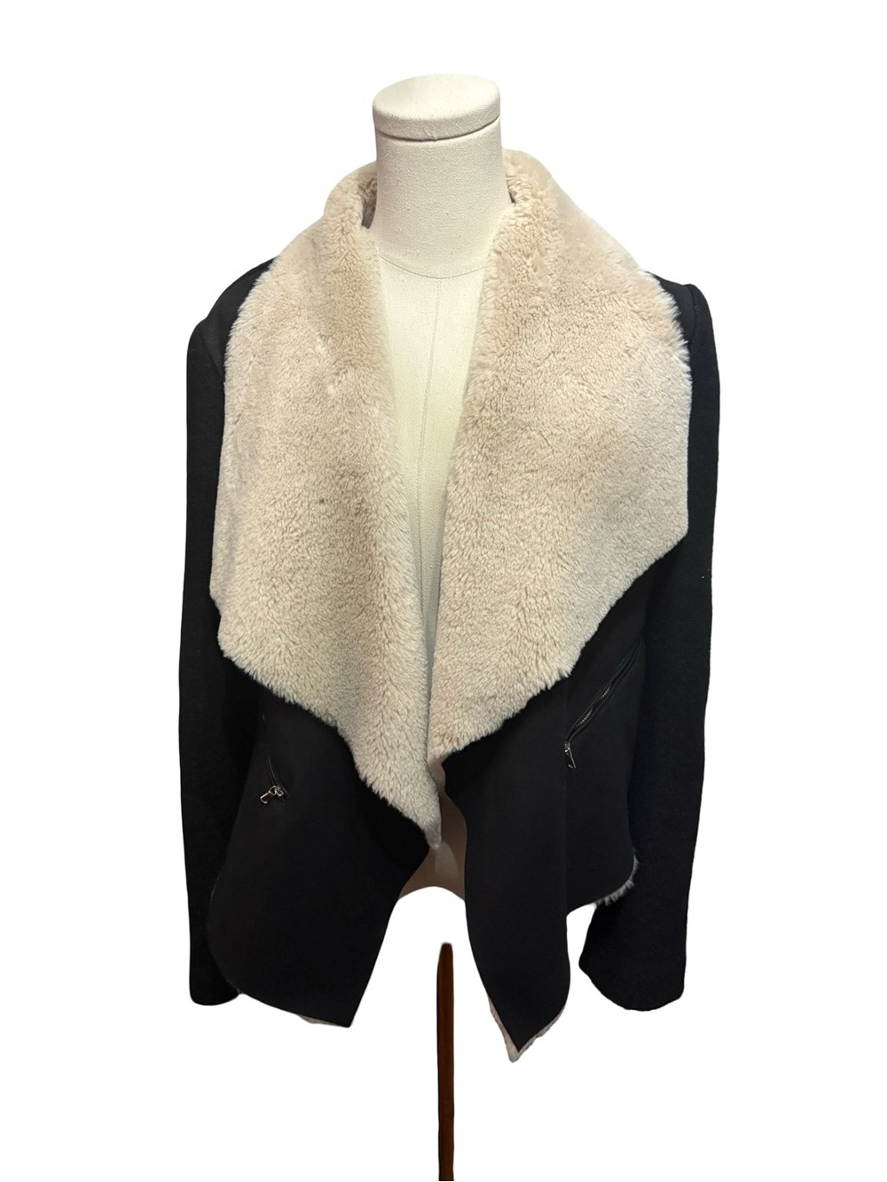 Zara TrafalucWomen’s Black Jacket with Cream Faux-Shearling Collar - size L